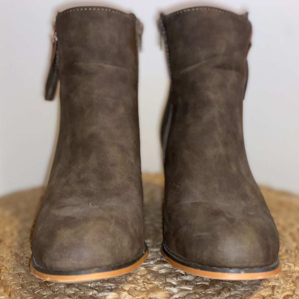Steven Ella Brown Round Toe Bootie, size 8.5M